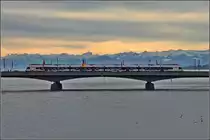 Eigentlich sollte es ein Bild ohne Hintergrund werden, aber da hatte ich die Rechnung ohne die �sterreicher gemacht. Die �sterreichischen Alpen wollten auch ins Bild... Konstanz im April 2012.