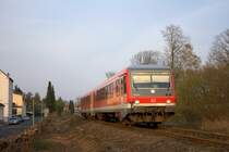 Der 628 670 am 06.04.2012 im letzten Licht des Tages bei Solingen Hbf.