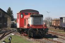 Die 2066 001-5 des  Club Blauer Blitz  ist in der ehemaligen �BB Zugf�rderungsstelle Mistelbach hinterstellt. Bild vom 09.April 2012.