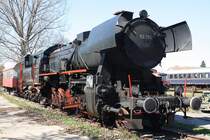 Auch die 52.7612 von  Brenner & Brenner  ist in der ehemaligen �BB Zugf�rderungsstelle Mistelbach hinterstellt. Bild vom 09.April 2012.