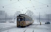 København / Kopenhagen Københavns Sporveje SL 6 (DÜWAG/Kiepe-GT6 876) Østerbro, Trianglen im Februar 1969. - Scan eines Diapositivs.