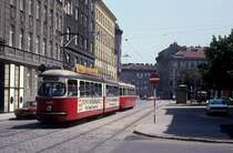 Wien Wiener Stadtwerke-Verkehrsbetriebe (WVB) SL 167 (E1 4461 (Lohnerwerke 1967)) X, Favoriten, Schröttergasse im Juli 1975. - Scan eines Diapositivs. Kamera: Minolta SRT-101.
