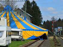 Der Cirkus Amany gastierte Ostern in Walheim bei Aachen und baute sein Zelt aus Platzmangel einfach �ber die Gleise der ehemaligen Vennbahn.  Hinter dem Zelt der Walheimer Bahnhof und der Bahn�bergang der L258. (08.04.2012)
