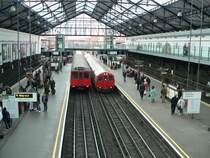 Gro�profil- (links) und Kleinprofil-Fahrzeug in Earls Court. Gut zu sehen, dass die Kleinprofilfahrzeuge f�r eine bestimmte Tunnelform gebaut wurden. 10.4.2012, London