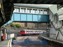 Whitechapel in London: Ein Zug der District Line f�hrt aus. 10.4.2012