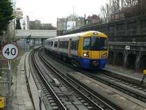 London Overground 378 140 in Surrey Quays. Moderne Farben und Z�ge machen dieses Verkehrsmittel schick und attraktiv. 10.4.2012