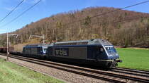 BLS Re 465 017-2 und 465 011-5 ziehen einen G�terzug bei Gelterkinden-Baselbiet am 10.4.2012.