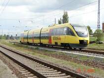 Der relativ neu lackierte Triebwagen im Diensten der Ostseeland Verkehr GmbH kurz vor seinem n�chsten Halt in G�strow.30.5.06