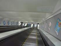 Die recht lange Rolltreppe im U-Bahnhof Karlaplan der Linie 13 am 15.5.2010.