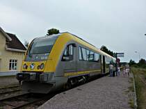 Ein Regionalzug der Bahngesellschaft Kinnekulletaget am 17.7.2011 in Lyrestad am G�takanal.