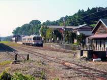 Serie 313: Ein Zweiwagenzug der ersten Lieferung an der Endstation der Stichlinie nach Mino Akasaka in Zentraljapan. Wagenpaar Steuerwagen KUHA 312-315 und Motorwagen KUMOHA 313-315. 25.September 2009. 