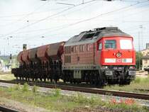 BR 232 146-1 macht sich am sp�ten Nachmittag durch G�strow nach Rostock. 30.5.06