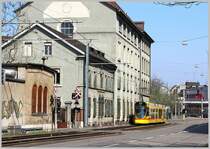 Tango Be 6/10 als Linie 10 Richtung Fl�h kurz nach dem Verlassen der Baseler Innenstadt auf der eigenst�ndigen Trasse in der Binningerstra�e. 29.3.12