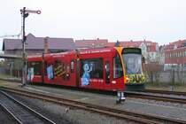 Ein Combino Duo am Morgen des 06.04.2012 bei der Durchfahrt im Bahnhof Nordhausen-Nord. Er wird gleich die Gleisanlagen der Harzquerbahn verlassen und die Stra�enbahnhaltestelle auf dem Nordhausener Bahnhofsvorplatz anfahren.