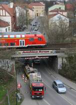 11.4.2012 Bernau bei Berlin. RE 3 aus Stralsund f�hrt links ein. Darunter wird die besch�digte Br�cke einger�stet.