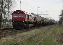 11.4.2012 Bernau b. Berlin. HGK´s DE 62 (9820 1266 062-9) f�hrt links ein bzw. durch. Rechts das tote Rangiergleis zum Anschlu� Nord (Kohlehandel, Schichtpressstoffwerk und Rote Armee/GUS)