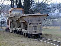 Drei leere Loren werden zur Beladung Richtung Lehmgrube auf der Feldbahn DANREITER geschoben;120309