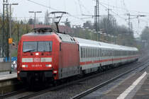 101 071-9 mit IC 1936 nach K�ln bei der Einfahrt in Recklinghausen 10.4.2012