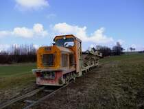 Gem�chlich zuckelt die DIEMA-Lok auf der Feldbahn-DANREITER Richtung Lehmgrube;120309