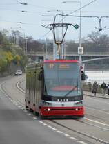 8.4.2012 9:37 Triebwagen 9218 (�koda 15T) nach S�dli�tě Modřany kurz vor der Haltestelle Čechův most.