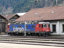 SBB - Re 6/6  620 033-1 (bei Wasserfassen) vor dem Depot in Erstfeld am 09.04.2012 .. Standpunkt des Fotografen auf dem Perron ... 