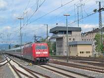 BR 101 047 mit der Feuerwehr-Verband-Werbung passiert das Stellwerk unmittelbar vor dem Mainzer Hauptbahnhof am 27.5.2006