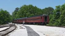 Mit drei Wagen ist der Zug keine M�he f�r die alte Dampflok (Chattanooga, 30.5.09).