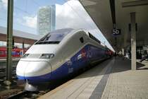 Einige Monate vor dem Planeisatz des TGV Duplex in Deutschland konnte man diesen sch�nen blau-silbernen Zug fast t�glich im Mannheimer Hbf beobachten. Er stand f�r 20-30 Minuten entweder auf Bahnsteig 5 oder 8. (20.02.2012)
