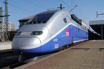 TGV Duplex (4707) f�hrt p�nktlich vom Mannheimer Hauptbahnhof ab. Der hintere Triebkopf tr�gt immer noch die Werbefolien der Premierenfahrt. (25.03.2012)