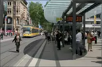 Das Dach, sein Schatten und die Bahn -

Haltestelle Europaplatz. 

24.05.2006 (M)