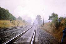 Bild 1: Wieder mal Schiefe Ebene. Im Sommer 1972 (glaube ich) wurden 10 B�e+ ein Speisewagen - Gesamtgewicht �ber 500 Tonnen von 44 276 + 01 173 bei richtig fiesem Regenwetter �ber die Rampe gebracht.