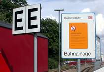 Rauchfreier Bahnhof Bad Doberan. Der ordentlich rauchende Dampfzug nach K�hlungsborn ist soeben abgefahren.(10.08.2005)