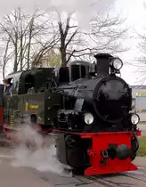 Die Lok 101 Schwarzbach beim Anfahren am Bah�bergang Geilenkirchener Stra�e am Ostersonntag den 8.4.2012