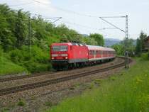 143 898 mit ihrem RE unterwegs nach Stuttgart, kommend aus T�bingen.  War zwischenzeitlich auch Unfalllok auf der KBS 780, als ein LKW auf dem Bahn�bergang stand. Kurz nach der Durchfahrt in Bempflingen.