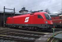 1016 019-0 am 31.12.2002, 09:30 im BW Amstetten N�  im Hintergrund der denkmalgesch�tzte Wasserturm