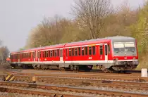 Eine RB 38 verl�sst gerade den Bahnhof Grevenbroich in Richtung Neuss....in Hintergrund wartet die NE Nr. 9 die Kreuzung ab, an diesem Feitag den 13. April 2012