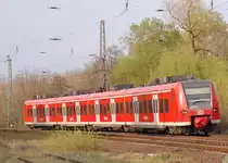 Nach dem die RB 38 in Richtung Neuss fuhr, durfte dann dieser RE´8 Zug Grevenbroich in Richtung M�nchengladbach verlassen am 13.4.2012