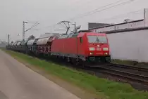 Na am Bahn�bergang Lerchenfeldstra�e in Anrath kommt die 185 392-8 mit belgischen Silowagen vor�ber gefahren am 14.4.2012