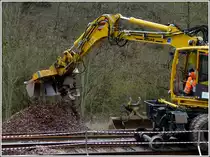 - Gleisbauarbeiten in Goebelsm�hle - Detailaufnahme der Schaufel des Zweiwegebaggers, damit wird zuerst der Schotter im Gleisbett entfernt um danach... 14.04.2012 (Hans)