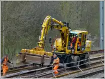 - Gleisbauarbeiten in Goebelsm�hle - Danach werden die Holzschwellen mit dem Spezialgreifer unter den Schienen gedreht herausgehoben und zur Seite gelegt. 14.04.2012 (Hans)