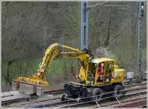 - Gleisbauarbeiten in Goebelsm�hle - Nach dem Entfernen der Holzschwelle bringt der Zweiwegebagger die Betonschwelle an die freie Stelle um diese unter die Schienen zu legen. 14.04.2012 (Hans)