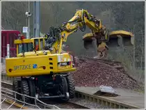 - Gleisbauarbeiten in Goebelsm�hle - Ein zweites Zweiwegefahrzeug hat eben eine Holzschwelle an einer anderen Stelle entfernt und an der Seite abgelegt. 14.04.2012 (Hans)