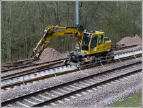 - Gleisbauarbeiten in Goebelsm�hle - Nachdem die Betonschwellen auf einem Teilst�ck mit den alten Schienen verlegt sind, werden mit diesem Zweiwegefahrzeug die alten Schienen in die Mitte der Schwellen verschoben und die neuen Schiene auf die Schienenbefestigungen der Schwellen gelegt. 14.04.2012 (Hans)  