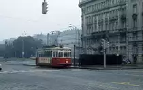 Wien Wiener Stadtwerke-Verkehrsbetriebe (WVB) SL D/ (69) (T2 449 (Lohnerwerke 1956; Umbau: ex T 402, ex 420)) III, Landstraße, Schwarzenbergplatz / Lothringerstraße am 1. November 1975. - Scan eines Diapositivs. Film: Kodak Ektachrome 200. Kamera: Minolta SRT-101.
