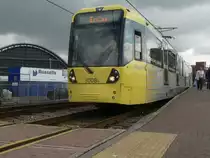 Metrolink Manchester - Wagen 3008 (Flexity Swift) als Tram in Richtung Eccles in Deansgate Castlefield. In dieser Gegend gab es die ersten Industriefabriken, hier wurde u.a. die erste Dampflok der Welt gebaut. Das kostenlos zug�ngliche Museum of Science and Industry (MOSI) liegt in der N�he dieser Station. Manchester, 14.4.2012