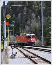 Ge 4/4 II 621 mit einem G�terzug in Trin. Auch auf kleinen Stationen gilt es eine Unzahl von Signalen und Tafeln zu beachten. (12.04.2012)