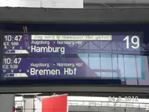 Zugzielanzeiger in M�nchen Hbf als ICE 588 nach Hamburg Hbf zusammen mit ICE 538 nach Bremen Hbf mit Zugteilung in Hannover Hbf.24.03.2012