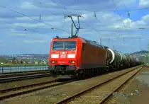 DB Schenker Rail 185 057 mit Kesselwagenzug in Richtung Rüdesheim (Koblenz-Ehrenbreitstein, 08.04.12).

