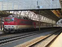 9.4.2012 9:35 �SSK 362 003-6 mit einem EC nach Budapest-Keleti pu. im Startbahnhof Praha hl.n.. 