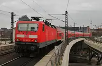 Hier 143 821-7 mit einem RE7 von Berlin Zoologischer Garten nach Zossen, bei der Ausfahrt am 6.4.2012 aus Berlin Hbf.